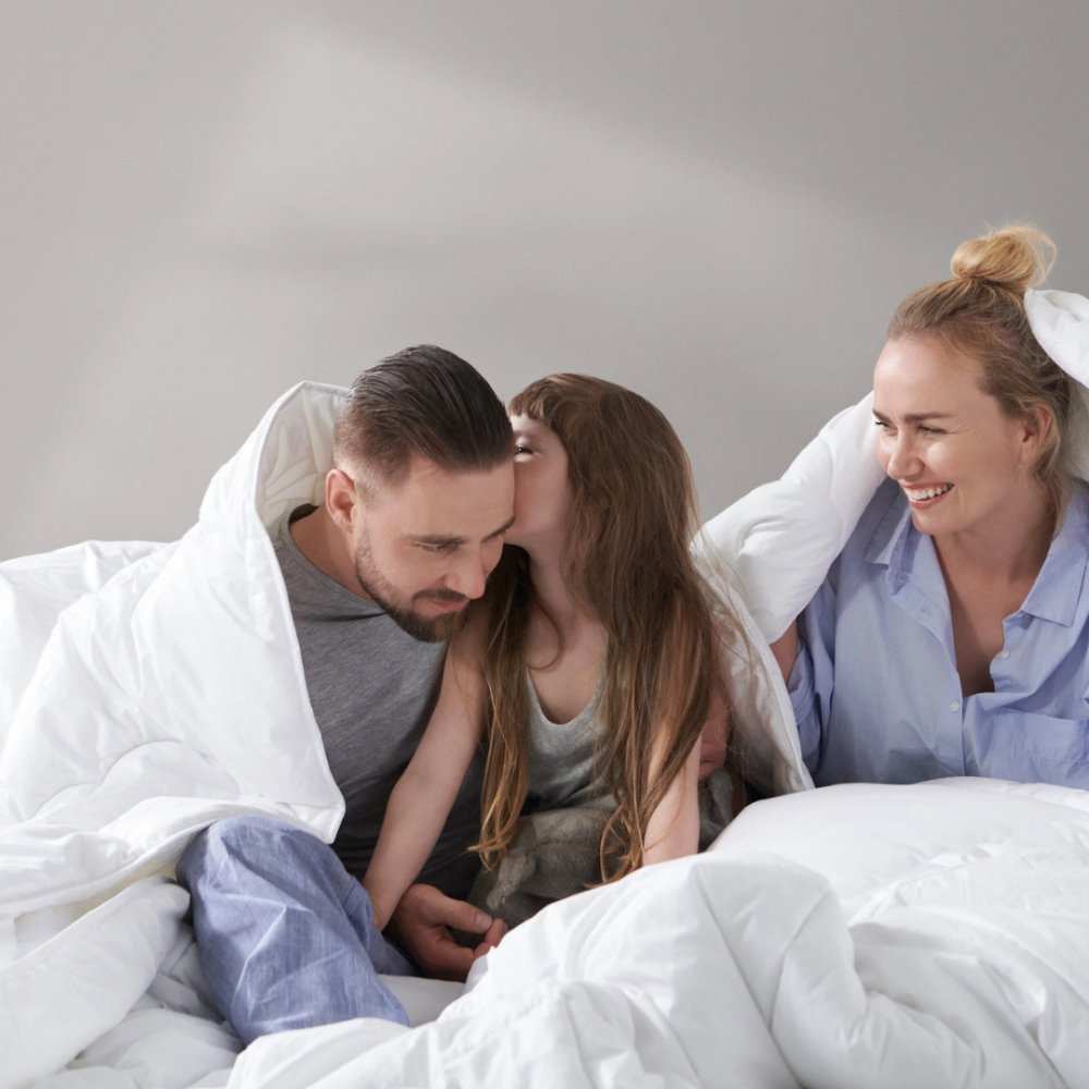 Sega „Familon Original Light Duvet“. Ziemas segas, 150x200 cm. Gaiši balta sega ar minimālistisku un elegantu dizainu familon