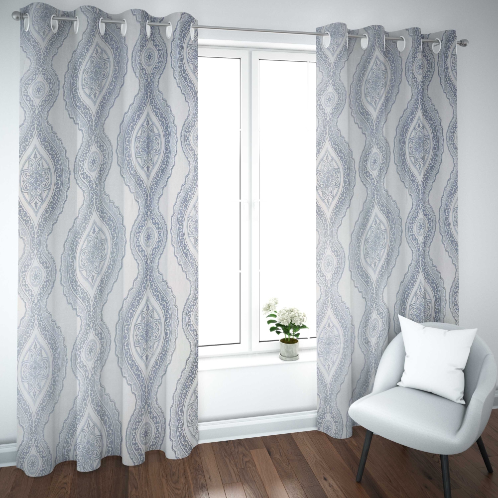 Dienas aizkari „Trellis“. Aizkari, 140x260 cm. Gaiši zils aizkars ar sarežģītu tumši zilu ornamentu rakstu, kas jūsu telpai piešķirs eleganci.