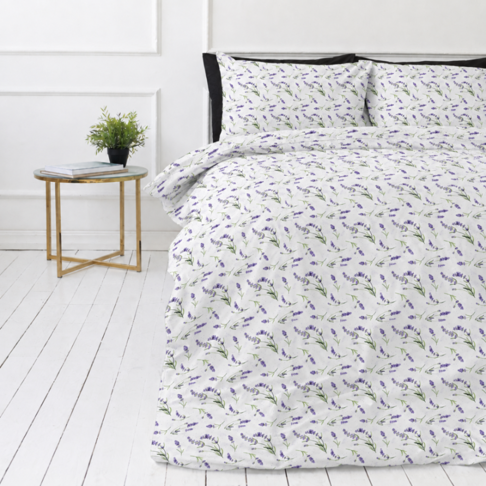 Divguļamās gultas veļas komplekts „Lavender Breeze“. Gultas veļa ar augiem, 200x200 cm, 200x220 cm. Gaišs gultas veļas dizains ar maziem violetiem lavandas ziediem Divguļamās gultas veļas komplekts „Lavender Breeze“. Gultas veļa ar augiem, 200x200 cm, 200x220 cm. Gaišs gultas veļas dizains ar maziem violetiem lavandas ziediem