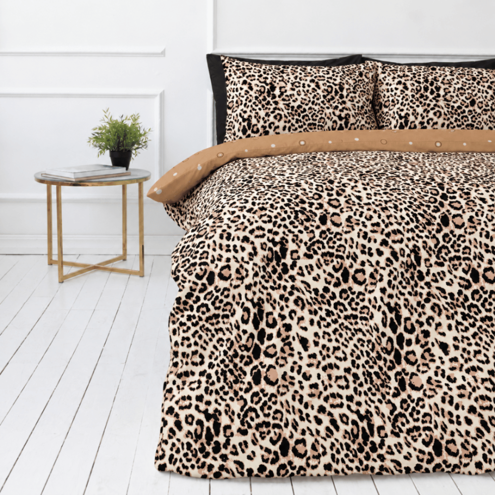 Divguļamās gultas veļas komplekts „Roar“. Flaneļa gultas veļa, 200x200 cm, 200x220 cm. Smilšu krāsas gultas veļa ar izteiksmīgu melnu un brūnu leoparda rakstu. Divguļamās gultas veļas komplekts „Roar“. Flaneļa gultas veļa, 200x200 cm, 200x220 cm. Smilšu krāsas gultas veļa ar izteiksmīgu melnu un brūnu leoparda rakstu.