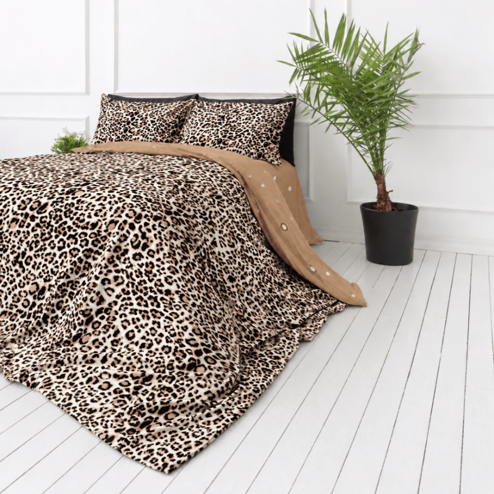 Divguļamās gultas veļas komplekts „Roar“. Flaneļa gultas veļa, 200x200 cm, 200x220 cm. Dzīvnieku raksta gultas veļas komplekts ar siltu brūnu otru pusi. Divguļamās gultas veļas komplekts „Roar“. Flaneļa gultas veļa, 200x200 cm, 200x220 cm. Dzīvnieku raksta gultas veļas komplekts ar siltu brūnu otru pusi.