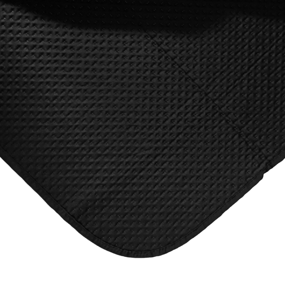 Gultas pārklājs "Black trapuntino Bedspread". Pledi, 170x250 cm, 200x250 cm. Pārklāja melnā puse izceļ minimālisma greznības sajūtu, pelēkā otrā puse – siltumu un gaismu. Gultas pārklājs "Black trapuntino Bedspread". Pledi, 170x250 cm, 200x250 cm. Pārklāja melnā puse izceļ minimālisma greznības sajūtu, pelēkā otrā puse – siltumu un gaismu.