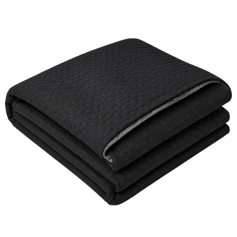 Gultas pārklājs "Black trapuntino Bedspread". Pledi, 170x250 cm, 200x250 cm. Divpusējas gultas pārklāja melnā un pelēkā krāsā ar smalku dziļu taisnstūru rakstu. Gultas pārklājs "Black trapuntino Bedspread". Pledi, 170x250 cm, 200x250 cm. Divpusējas gultas pārklāja melnā un pelēkā krāsā ar smalku dziļu taisnstūru rakstu.