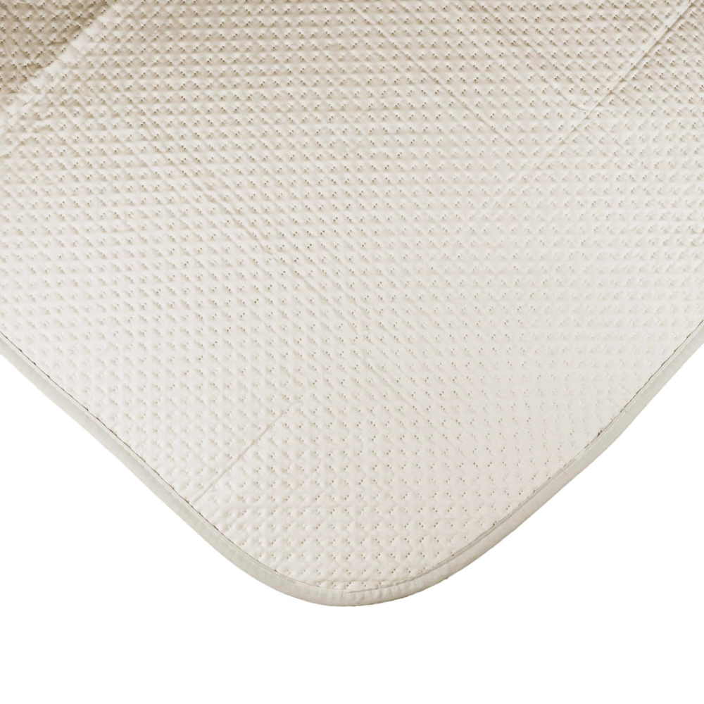 Gultas pārklājs "Cream trapuntino Bedspread". Pledi, 170x250 cm, 200x250 cm. Smilškrāsas gultas pārklājs ar maigu, ģeometrisku rakstu Gultas pārklājs "Cream trapuntino Bedspread". Pledi, 170x250 cm, 200x250 cm. Smilškrāsas gultas pārklājs ar maigu, ģeometrisku rakstu