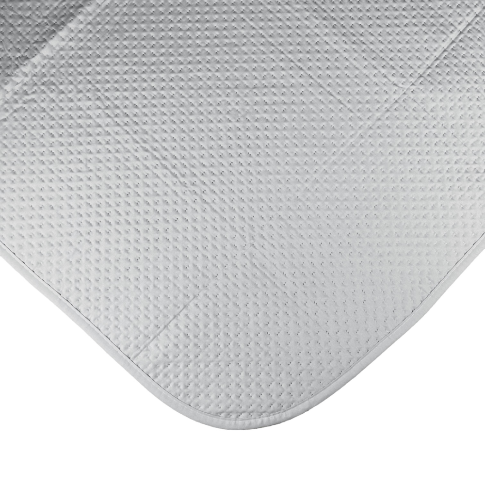 Gultas pārklājs "Grey trapuntino Bedspread". Pledi, 170x250 cm, 200x250 cm. Gaiši pelēkā gultas pārklāja ar mīkstu, maigu faktūru, piešķirot telpai gaisīgumu. Gultas pārklājs "Grey trapuntino Bedspread". Pledi, 170x250 cm, 200x250 cm. Gaiši pelēkā gultas pārklāja ar mīkstu, maigu faktūru, piešķirot telpai gaisīgumu.