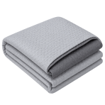 Gultas pārklājs "Grey trapuntino Bedspread". Pledi, 170x250 cm, 200x250 cm. Pelēkā gultas pārklāja rotāta ar smalku kvadrātveida rakstu, piešķirot audumam struktūru. Gultas pārklājs "Grey trapuntino Bedspread". Pledi, 170x250 cm, 200x250 cm. Pelēkā gultas pārklāja rotāta ar smalku kvadrātveida rakstu, piešķirot audumam struktūru.