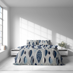 Burzīta gultas veļa „Kora Indigo Drift“. Kokvilnas gultas veļa, 140x200 cm, 200x200 cm, 200x220 cm, 220x240 cm. Gaiši pelēka gultas veļa ar modernu lapu rakstu zilo toņu paletē.