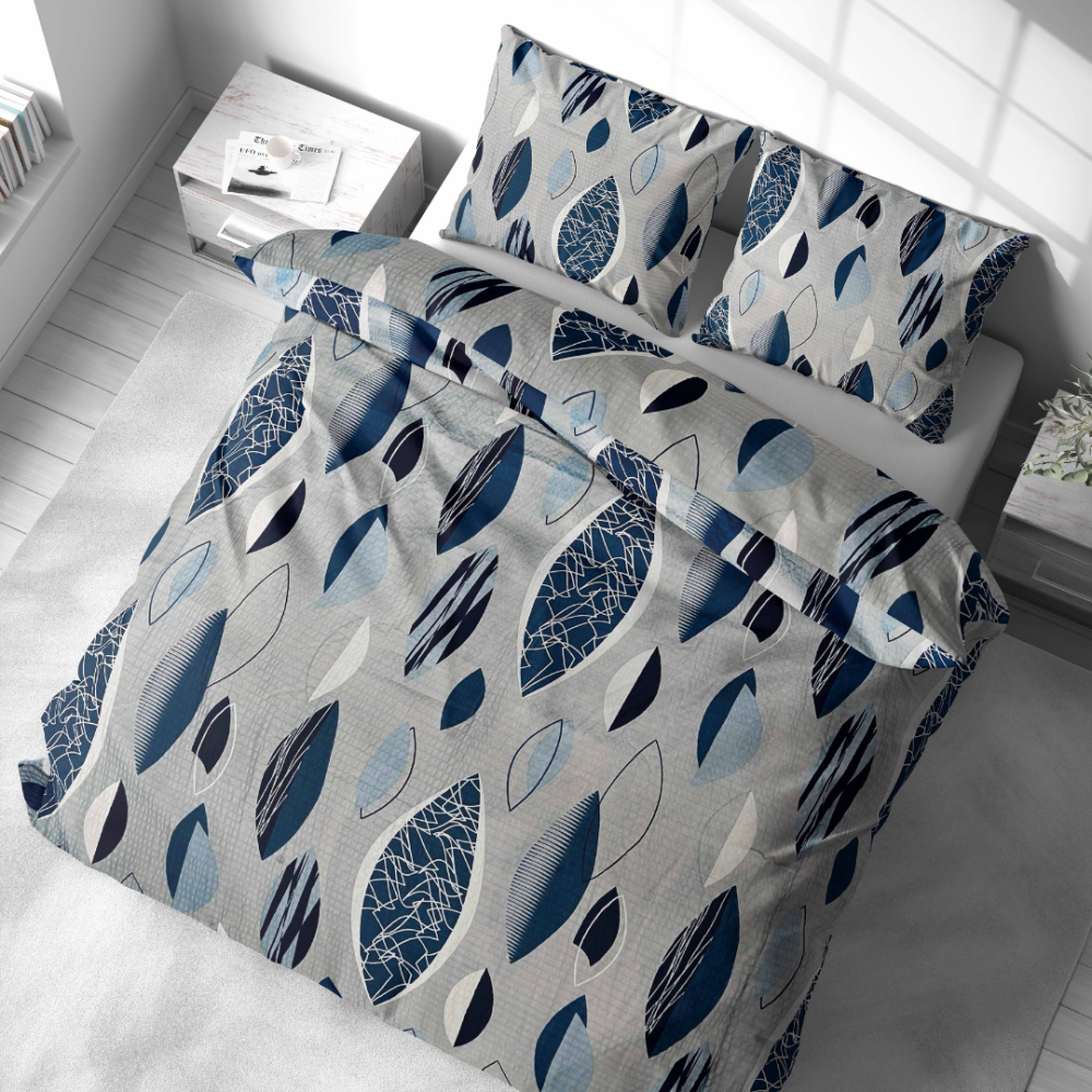 Burzīta gultas veļa „Kora Indigo Drift“. Kokvilnas gultas veļa, 140x200 cm, 200x200 cm, 200x220 cm, 220x240 cm. Sstylizowane niebieskie liście o różnej intensywności na neutralnym szarym tle zestawu pościeli.