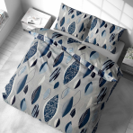 Burzīta gultas veļa „Kora Indigo Drift“. Kokvilnas gultas veļa, 140x200 cm, 200x200 cm, 200x220 cm, 220x240 cm. Sstylizowane niebieskie liście o różnej intensywności na neutralnym szarym tle zestawu pościeli.