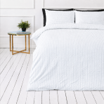 Burzīta gultas veļa „Kora White“. Vienkrāsaina gultas veļa, 140x200 cm, 150x200 cm, 160x200 cm, 180x200 cm, 200x200 cm, 200x220 cm, 220x240 cm. Gaiša gultas veļa mājīgam un svaigam miegam.