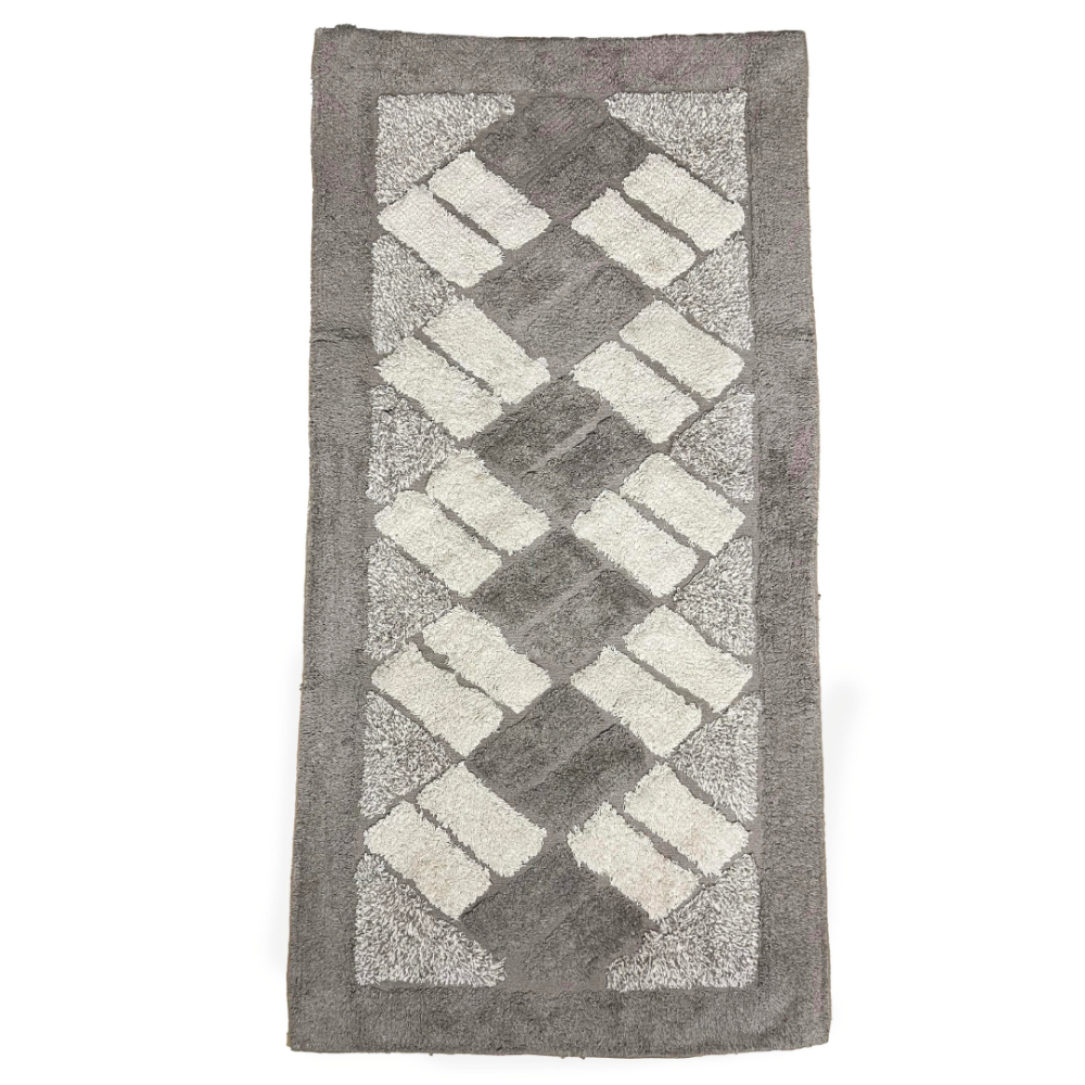 Paklājs "Beige Diamond Mosaic Rug", 70x140 cm. Taisnstūrveida paklājs ar smilšu toņu fonu un krēmkrāsas taisnstūriem rombu rakstā. Paklājs "Beige Diamond Mosaic Rug", 70x140 cm. Taisnstūrveida paklājs ar smilšu toņu fonu un krēmkrāsas taisnstūriem rombu rakstā.