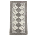 Paklājs "Beige Diamond Mosaic Rug", 70x140 cm. Taisnstūrveida paklājs ar smilšu toņu fonu un krēmkrāsas taisnstūriem rombu rakstā. Paklājs "Beige Diamond Mosaic Rug", 70x140 cm. Taisnstūrveida paklājs ar smilšu toņu fonu un krēmkrāsas taisnstūriem rombu rakstā.