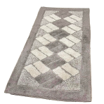 Paklājs "Beige Diamond Mosaic Rug", 70x140 cm. Smilšu krāsas paklājs ar krēmkrāsas taisnstūriem un tumšākiem smilšu toņu trijstūriem stūros. Paklājs "Beige Diamond Mosaic Rug", 70x140 cm. Smilšu krāsas paklājs ar krēmkrāsas taisnstūriem un tumšākiem smilšu toņu trijstūriem stūros.