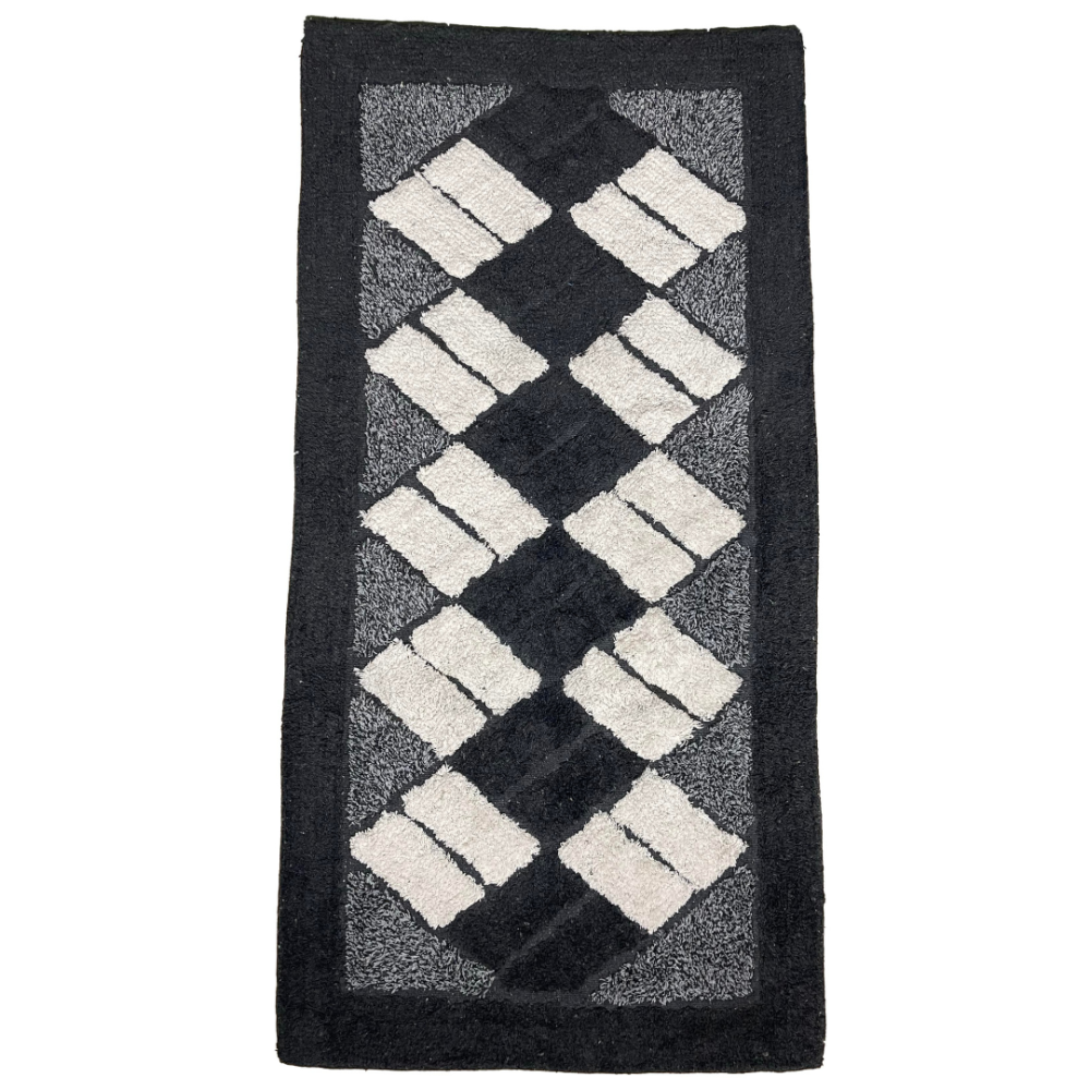Paklājs "Black Diamond Mosaic Rug", 70x140 cm. Taisnstūrveida melns paklājs ar krēmkrāsas taisnstūriem, izvietotiem slīpā rombu rakstā. Paklājs "Black Diamond Mosaic Rug", 70x140 cm. Taisnstūrveida melns paklājs ar krēmkrāsas taisnstūriem, izvietotiem slīpā rombu rakstā.