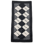 Paklājs "Black Diamond Mosaic Rug", 70x140 cm. Taisnstūrveida melns paklājs ar krēmkrāsas taisnstūriem, izvietotiem slīpā rombu rakstā. Paklājs "Black Diamond Mosaic Rug", 70x140 cm. Taisnstūrveida melns paklājs ar krēmkrāsas taisnstūriem, izvietotiem slīpā rombu rakstā.