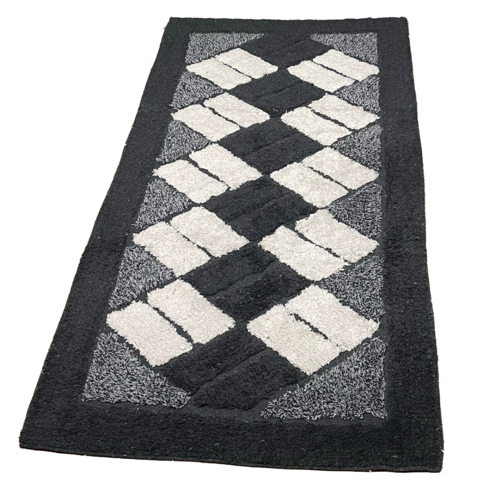 Paklājs "Black Diamond Mosaic Rug", 70x140 cm. Tumši melns paklājs ar krēmkrāsas taisnstūriem dinamiski izvietotās slīpās rindās. Paklājs "Black Diamond Mosaic Rug", 70x140 cm. Tumši melns paklājs ar krēmkrāsas taisnstūriem dinamiski izvietotās slīpās rindās.