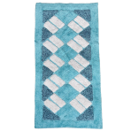 Paklājs "Blue Diamond Mosaic Rug", 70x140 cm. Taisnstūrveida zils paklājs ar baltām taisnstūra formām, kas izvietotas slīpā rombu rakstā.
