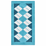 Paklājs "Blue Diamond Mosaic Rug". Vannas istabas paklājiņi, 70x140 cm. Taisnstūrveida zils paklājs ar baltām taisnstūra formām, kas izvietotas slīpā rombu rakstā.