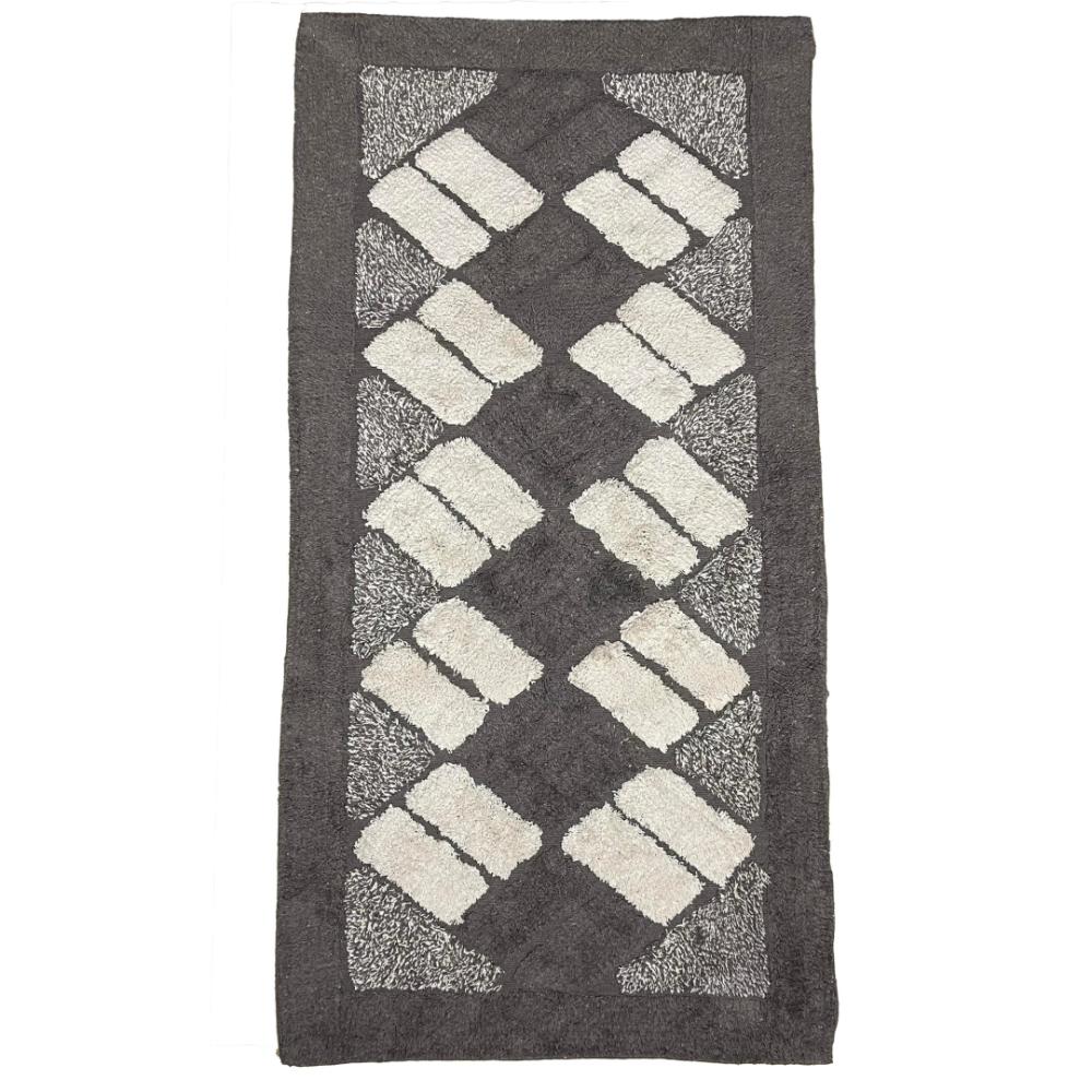 Paklājs "Brown Diamond Mosaic Rug", 70x140 cm. Taisnstūrveida paklājs ar tumši brūnu fonu un smilškrāsas taisnstūriem, kuros veidojas savstarpēji saplūstošs rombu raksts. Paklājs "Brown Diamond Mosaic Rug", 70x140 cm. Taisnstūrveida paklājs ar tumši brūnu fonu un smilškrāsas taisnstūriem, kuros veidojas savstarpēji saplūstošs rombu raksts.