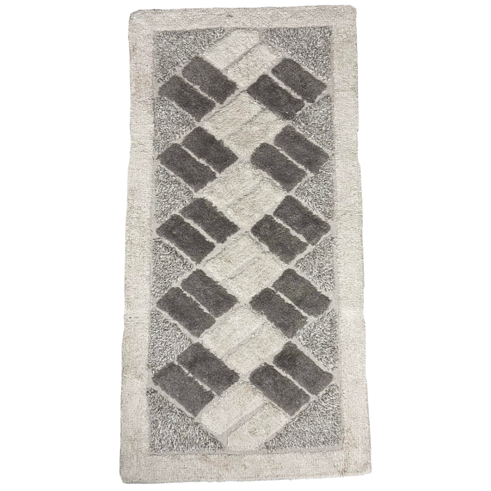 Paklājs "Cream Diamond Mosaic Rug", 70x140 cm. Taisnstūrveida krēmkrāsas paklājs ar pelēkiem taisnstūriem rombu rakstā. Paklājs "Cream Diamond Mosaic Rug", 70x140 cm. Taisnstūrveida krēmkrāsas paklājs ar pelēkiem taisnstūriem rombu rakstā.