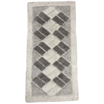 Paklājs "Cream Diamond Mosaic Rug", 70x140 cm. Taisnstūrveida krēmkrāsas paklājs ar pelēkiem taisnstūriem rombu rakstā. Paklājs "Cream Diamond Mosaic Rug", 70x140 cm. Taisnstūrveida krēmkrāsas paklājs ar pelēkiem taisnstūriem rombu rakstā.