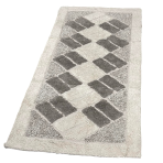 Paklājs "Cream Diamond Mosaic Rug", 70x140 cm. Krēmkrāsas paklājs ar tumšākiem pelēkiem elementiem un smalkiem trijstūriem stūros. Paklājs "Cream Diamond Mosaic Rug", 70x140 cm. Krēmkrāsas paklājs ar tumšākiem pelēkiem elementiem un smalkiem trijstūriem stūros.