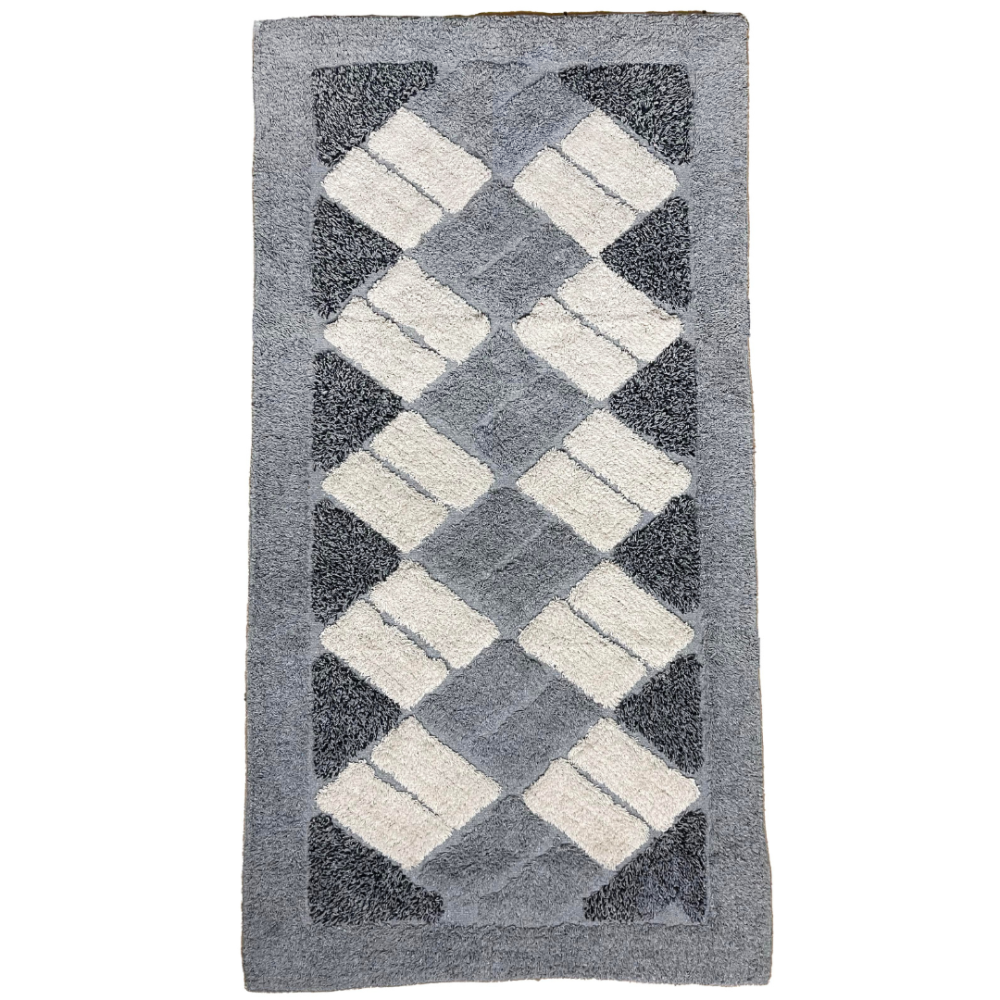 Paklājs "Grey Diamond Mosaic Rug", 70x140 cm. Taisnstūrveida pelēks paklājs ar krēmkrāsas taisnstūriem slīpā rombu rakstā. Paklājs "Grey Diamond Mosaic Rug", 70x140 cm. Taisnstūrveida pelēks paklājs ar krēmkrāsas taisnstūriem slīpā rombu rakstā.