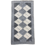 Paklājs "Grey Diamond Mosaic Rug", 70x140 cm. Taisnstūrveida pelēks paklājs ar krēmkrāsas taisnstūriem slīpā rombu rakstā. Paklājs "Grey Diamond Mosaic Rug", 70x140 cm. Taisnstūrveida pelēks paklājs ar krēmkrāsas taisnstūriem slīpā rombu rakstā.