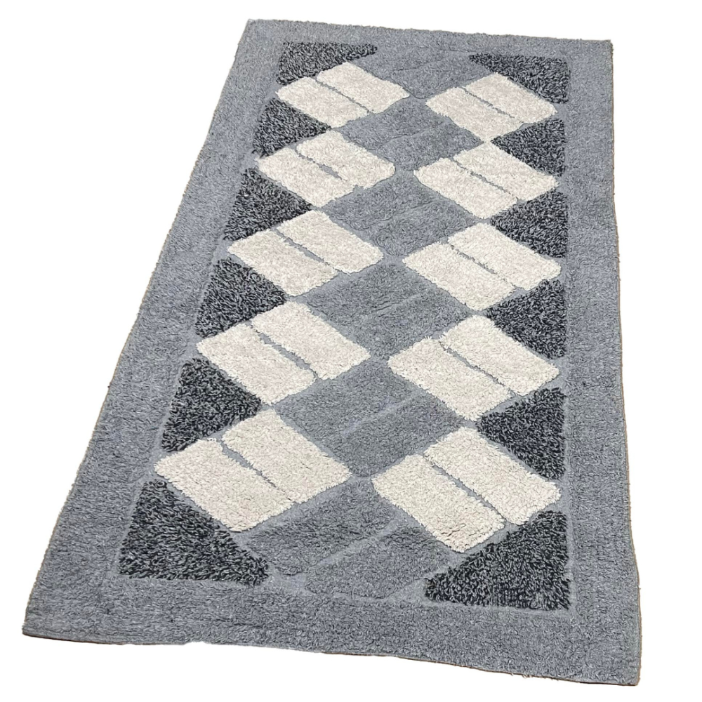 Paklājs "Grey Diamond Mosaic Rug", 70x140 cm. Pelēks paklājs ar krēmkrāsas taisnstūriem un tumšākiem pelēkiem trijstūriem stūros. Paklājs "Grey Diamond Mosaic Rug", 70x140 cm. Pelēks paklājs ar krēmkrāsas taisnstūriem un tumšākiem pelēkiem trijstūriem stūros.
