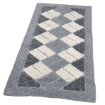 Paklājs "Grey Diamond Mosaic Rug", 70x140 cm. Pelēks paklājs ar krēmkrāsas taisnstūriem un tumšākiem pelēkiem trijstūriem stūros. Paklājs "Grey Diamond Mosaic Rug", 70x140 cm. Pelēks paklājs ar krēmkrāsas taisnstūriem un tumšākiem pelēkiem trijstūriem stūros.
