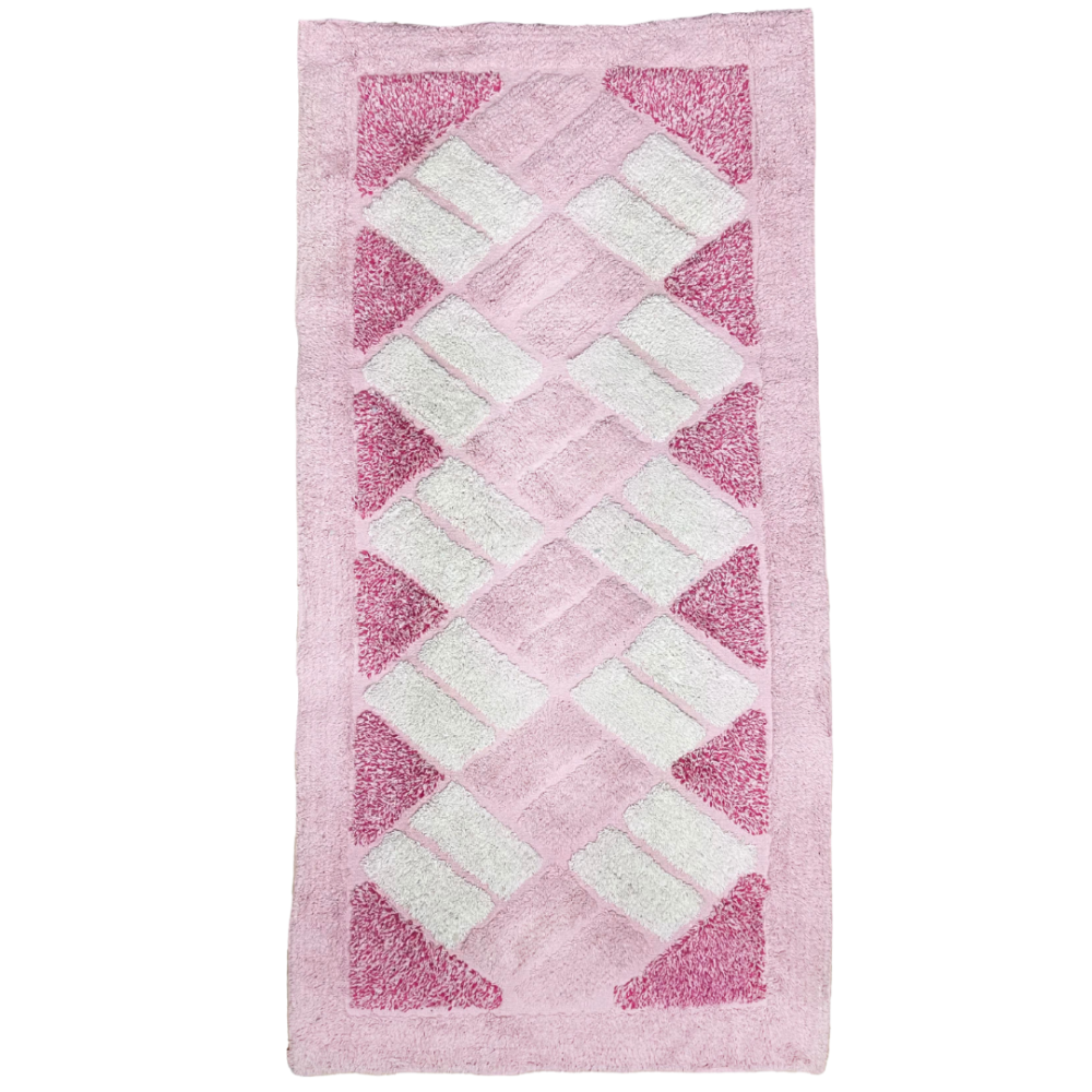 Paklājs "Rose Diamond Mosaic Rug", 70x140 cm. Taisnstūrveida rozā paklājs ar centrā saplūstošiem gaiši rozā un baltiem taisnstūriem, ko ieskauj piesātinātas rozā apmale. Paklājs "Rose Diamond Mosaic Rug", 70x140 cm. Taisnstūrveida rozā paklājs ar centrā saplūstošiem gaiši rozā un baltiem taisnstūriem, ko ieskauj piesātinātas rozā apmale.