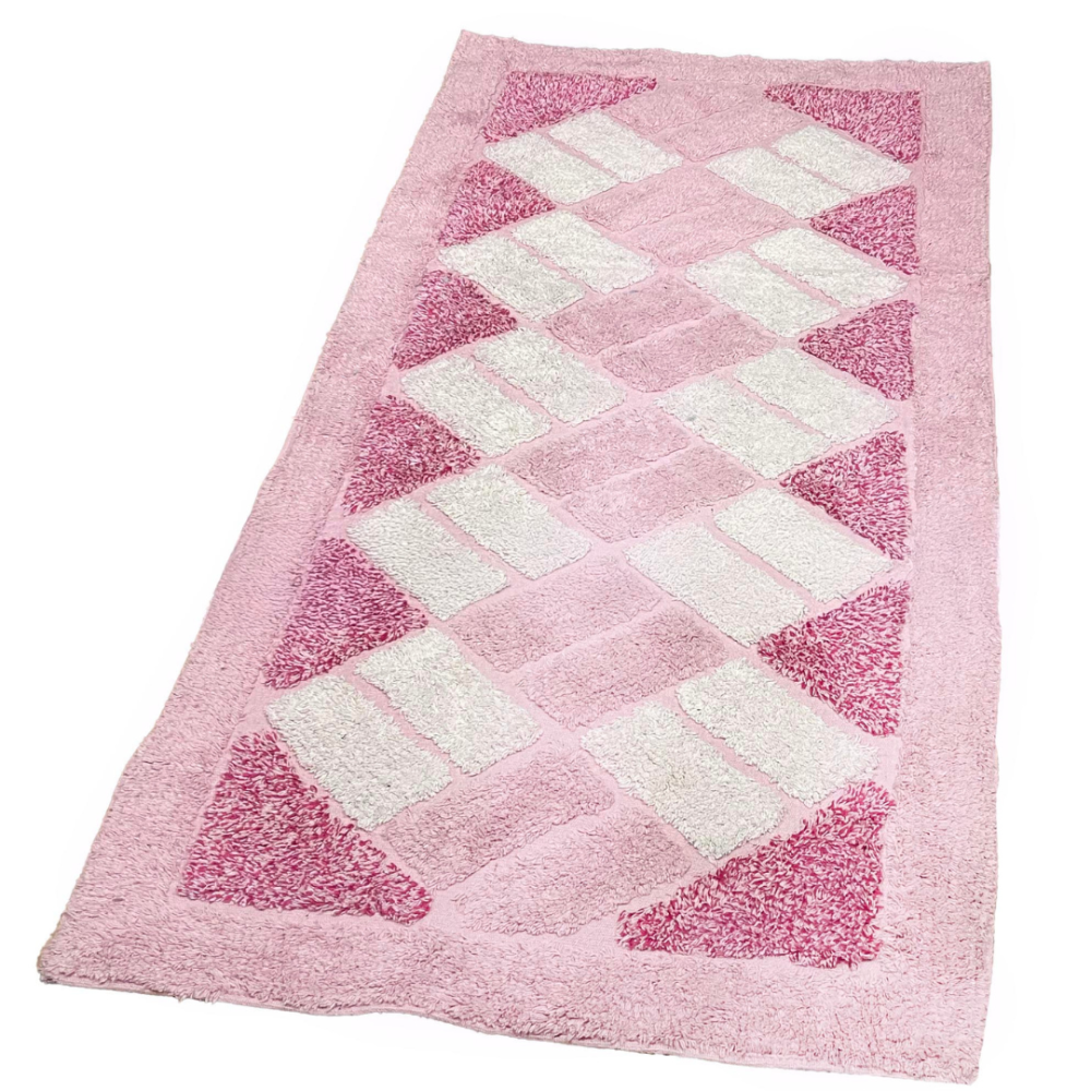 Paklājs "Rose Diamond Mosaic Rug", 70x140 cm. Vienveida rozā paklājs, dekorēts ar slīpi izvietotiem baltiem un piesātināti rozā taisnstūriem, kas veido dinamisku rakstu. Paklājs "Rose Diamond Mosaic Rug", 70x140 cm. Vienveida rozā paklājs, dekorēts ar slīpi izvietotiem baltiem un piesātināti rozā taisnstūriem, kas veido dinamisku rakstu.
