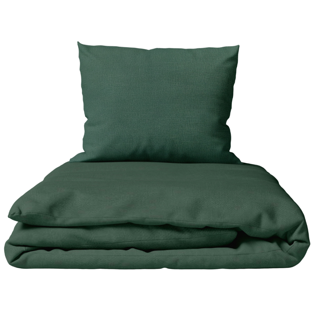 Lina gultas veļas „Linen Dark Green“. Lina gultas veļa, 140x200 cm, 200x200 cm, 200x220 cm, 220x240 cm. Gulta klāta tumši zaļu lina gultas veļu ar divām spilvendrānām gaišā interjerā.