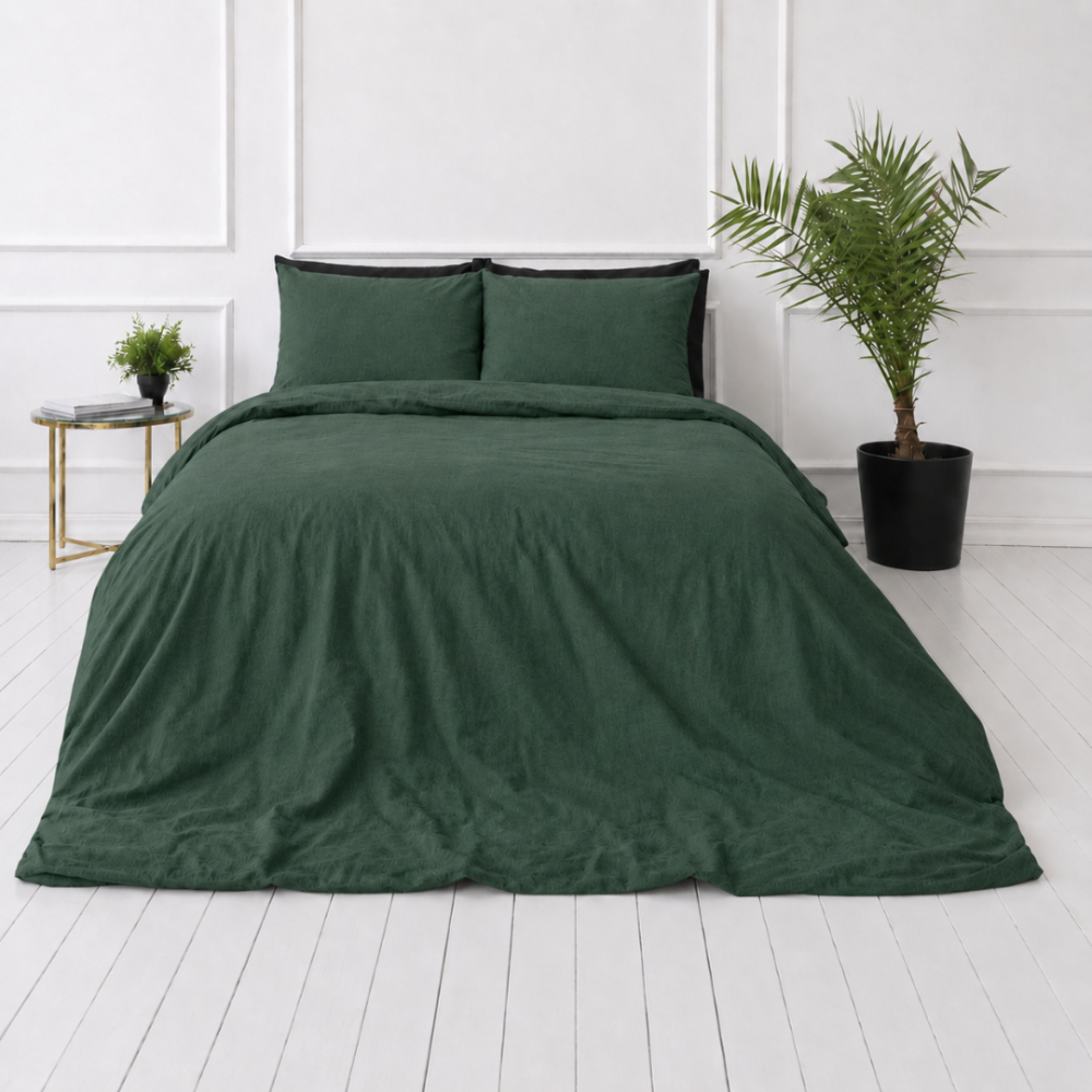 Lina gultas veļas „Linen Dark Green“. Gultas veļas komplekti 150x200, 140x200 cm, 150x200 cm, 160x200 cm, 180x200 cm, 200x200 cm, 200x220 cm, 220x240 cm. Guļamistabas skats no stūra: tumši zaļa lina sega un spilveni.