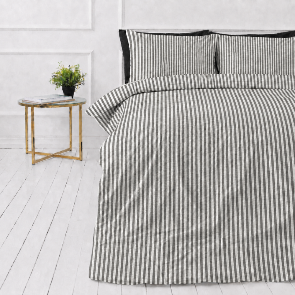 Lina gultas veļas „Linen Grey Stripes“. Gultas veļas komplekti 150x200, 140x200 cm, 150x200 cm, 160x200 cm, 180x200 cm, 200x200 cm, 200x220 cm, 220x240 cm. Elegants gultas veļas komplekts ar pelēkām un baltām svītrām.