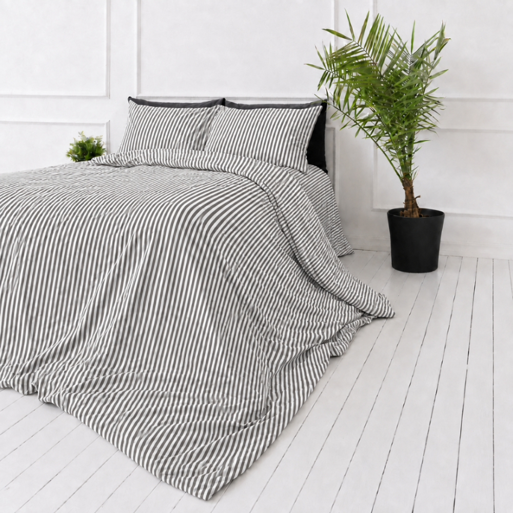 Lina gultas veļas „Linen Grey Stripes“. Gultas veļas komplekti 150x200, 140x200 cm, 150x200 cm, 160x200 cm, 180x200 cm, 200x200 cm, 200x220 cm, 220x240 cm. Neitrāli pelēks gultas veļas komplekts ar kontrastējošām baltām svītrām.