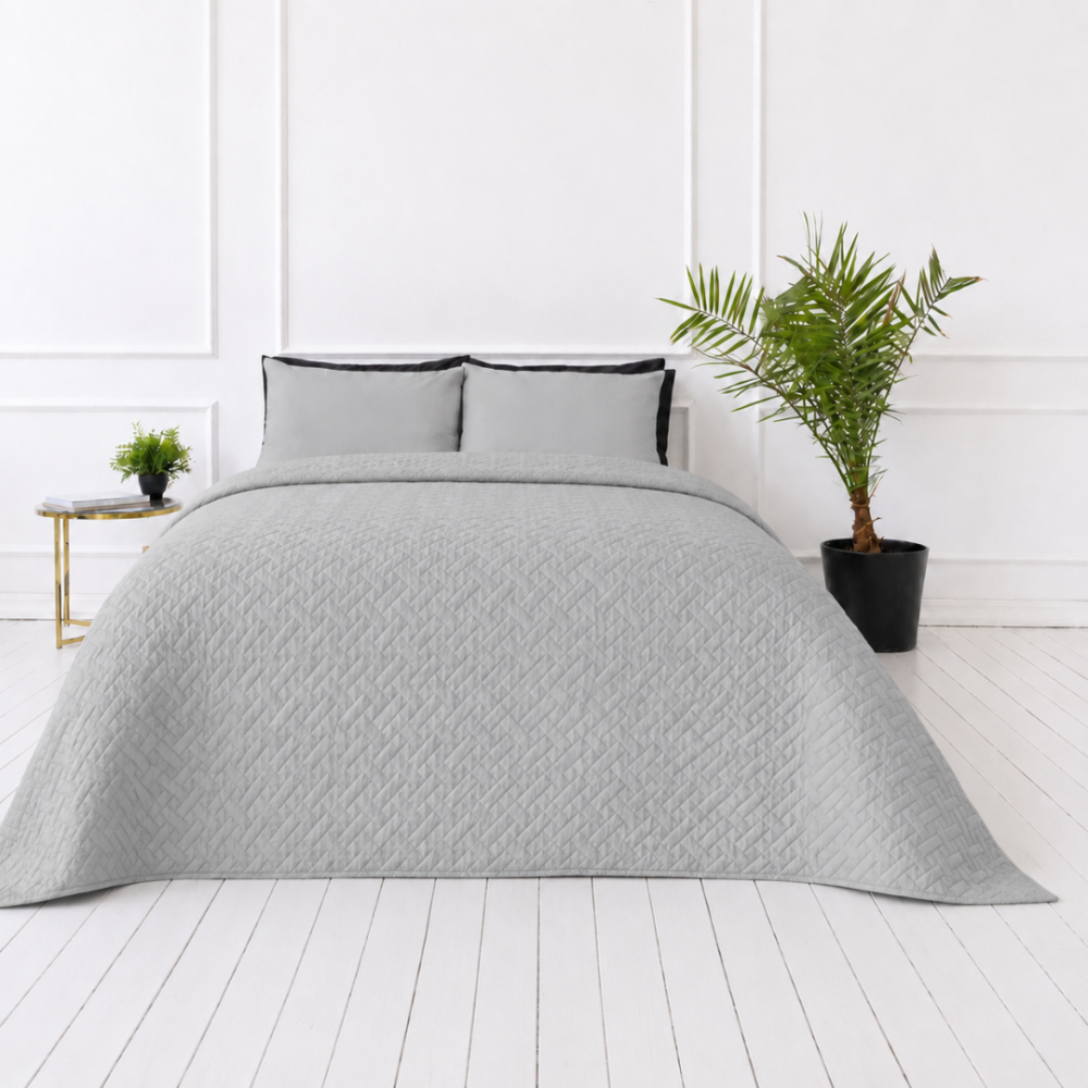 Gultas pārklājs "Bedspread Harbor". Pledi, 210x240 cm. Gaiši pelēks gultas pārklājs ar smalku reljefu ģeometrisku tekstūru