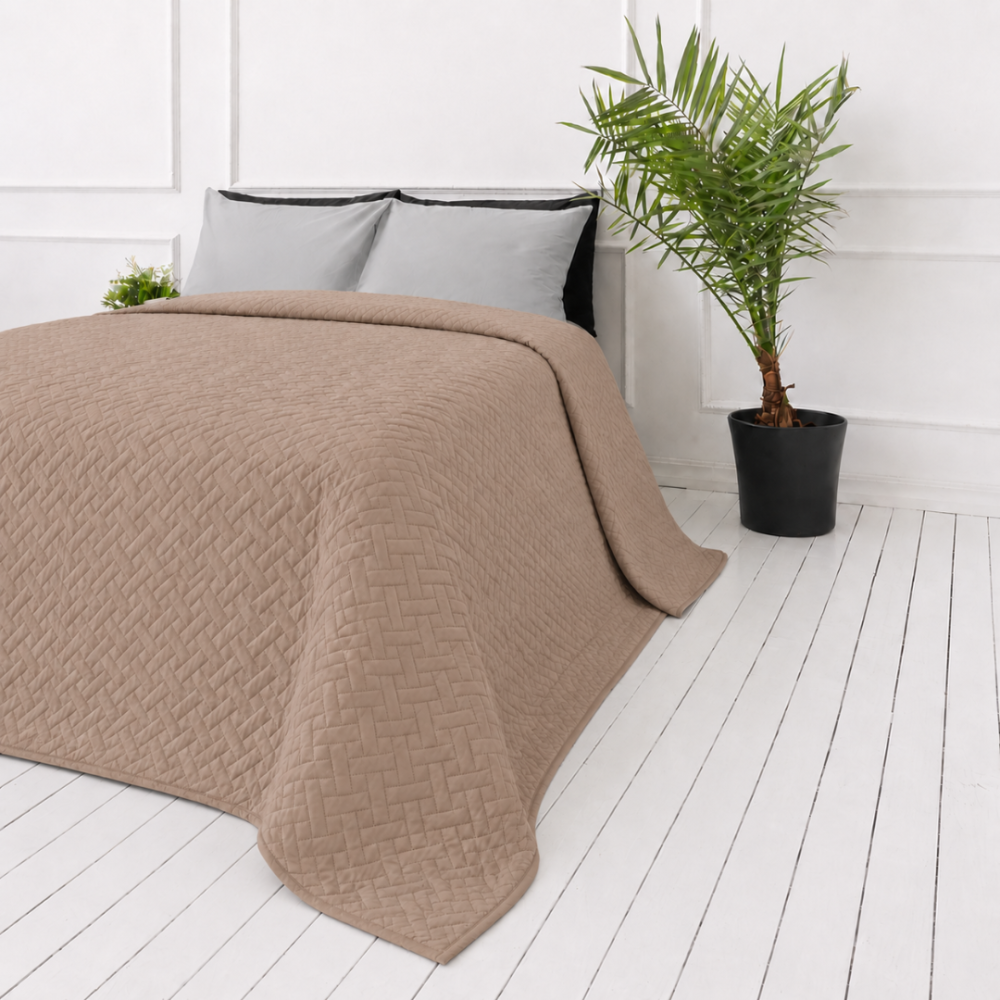 Gultas pārklājs "Bedspread Latte". Pledi, 210x240 cm. Silti smilškrāsas gultas pārklājs ar atkārtojošos pītu ģeometrisku rakstu Gultas pārklājs "Bedspread Latte". Pledi, 210x240 cm. Silti smilškrāsas gultas pārklājs ar atkārtojošos pītu ģeometrisku rakstu
