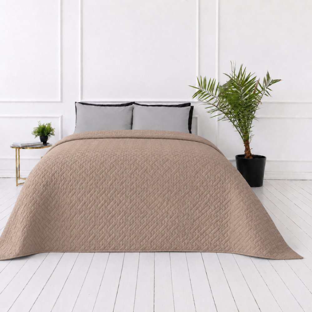 Gultas pārklājs "Bedspread Latte". Pledi, 210x240 cm. Gaiši brūns gultas pārklājs ar smalku reljefu ģeometrisku tekstūru Gultas pārklājs "Bedspread Latte". Pledi, 210x240 cm. Gaiši brūns gultas pārklājs ar smalku reljefu ģeometrisku tekstūru