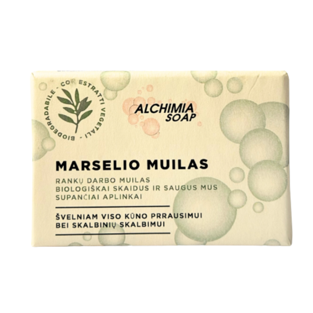 Marseļas ziepes "Marseille soap Alchimia". Ziepes. Ar rokām gatavots marseļas ziepes uz vannas malas blakus baltu dvieļu kaudzītei
