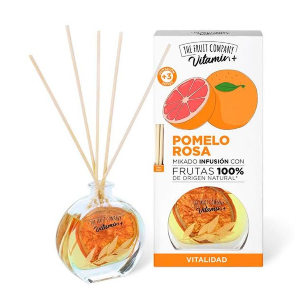 Mājas smaržas ar kociņi “Pink grapefruit”. Mājas aromāti. Citrusaugļu mājas aromāts ar rozā greipfrūta spilgtu un atsvaidzinošu aromātu, kas lieliski noderēs, lai jebkurai telpai piešķirtu svaiguma pieplūdumu.