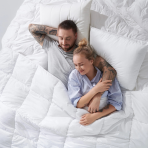 Spilvens "Familon Original Pillow". Gludas virsmas balts spilvens ar smalku dizainu familon