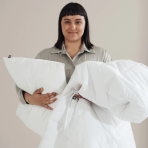 Spilvens "Familon Superior Pillow". Smalka balta toņa vienkrāsains familon spilvens