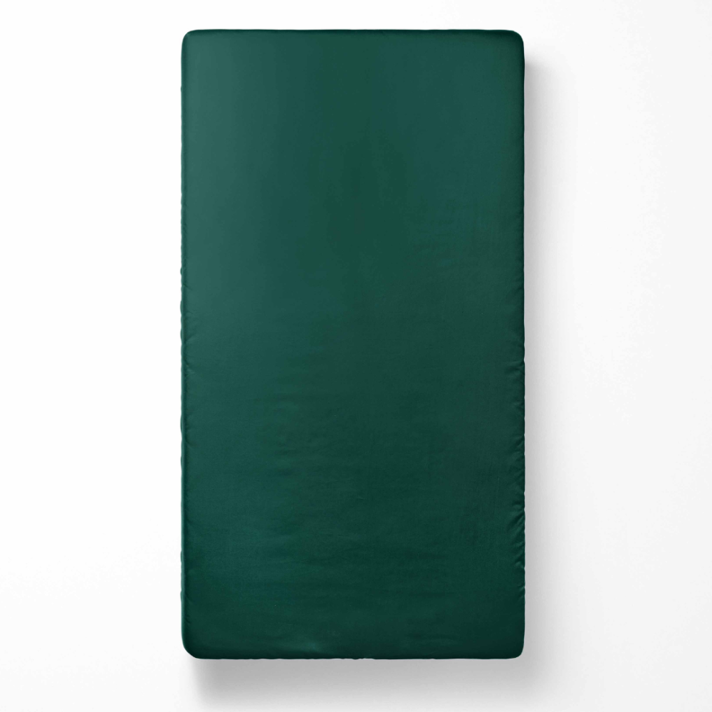 Palagi ar gumiju „Juniper“. Palags ar gumiju 90x200, 90x200 cm, 140x200 cm, 160x200 cm, 180x200 cm. Tumši zaļas krāsas gumijots palags, elastīgs un viegli uzliekams, lieliski pielāgojas matracim. Palagi ar gumiju „Juniper“. Palags ar gumiju 90x200, 90x200 cm, 140x200 cm, 160x200 cm, 180x200 cm. Tumši zaļas krāsas gumijots palags, elastīgs un viegli uzliekams, lieliski pielāgojas matracim.