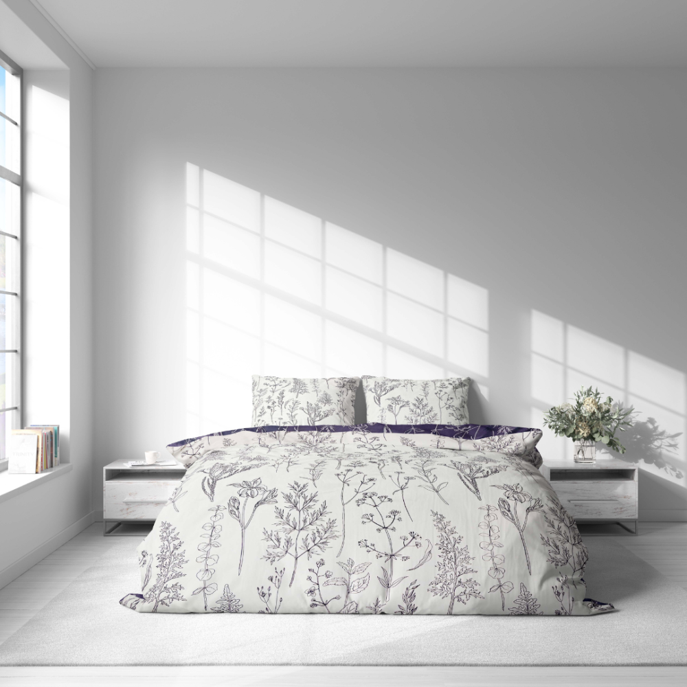 Gultas veļas komplekts „Alkali“. Gultas veļas komplekti 140x200, 140x200 cm, 200x200 cm, 200x220 cm. Gultas veļas komplekts ar stilizētām ziedu un augu skicēm tumši violetā krāsā.