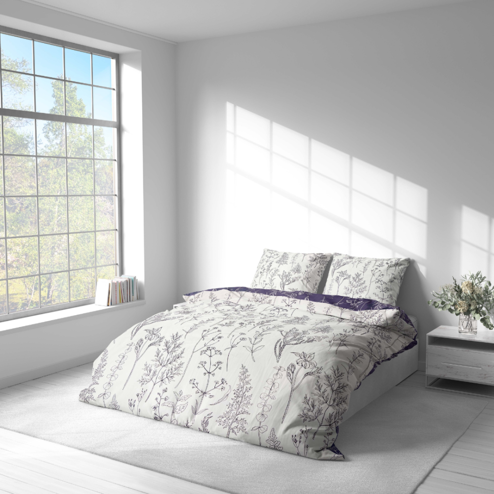 Gultas veļas komplekts „Alkali“. Gultas veļas komplekti 140x200, 140x200 cm, 200x200 cm, 200x220 cm. Sega un spilvendrānas dekorētas ar minimālistisku botānisko līniju rakstu tumši violetā tonī.