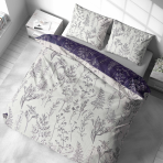 Gultas veļas komplekts „Alkali“. Gultas veļas komplekti 140x200, 140x200 cm, 200x200 cm, 200x220 cm. Dizaineru botāniskais raksts ar lineārām ziedu līnijām tumši violetā fona izpildījumā.