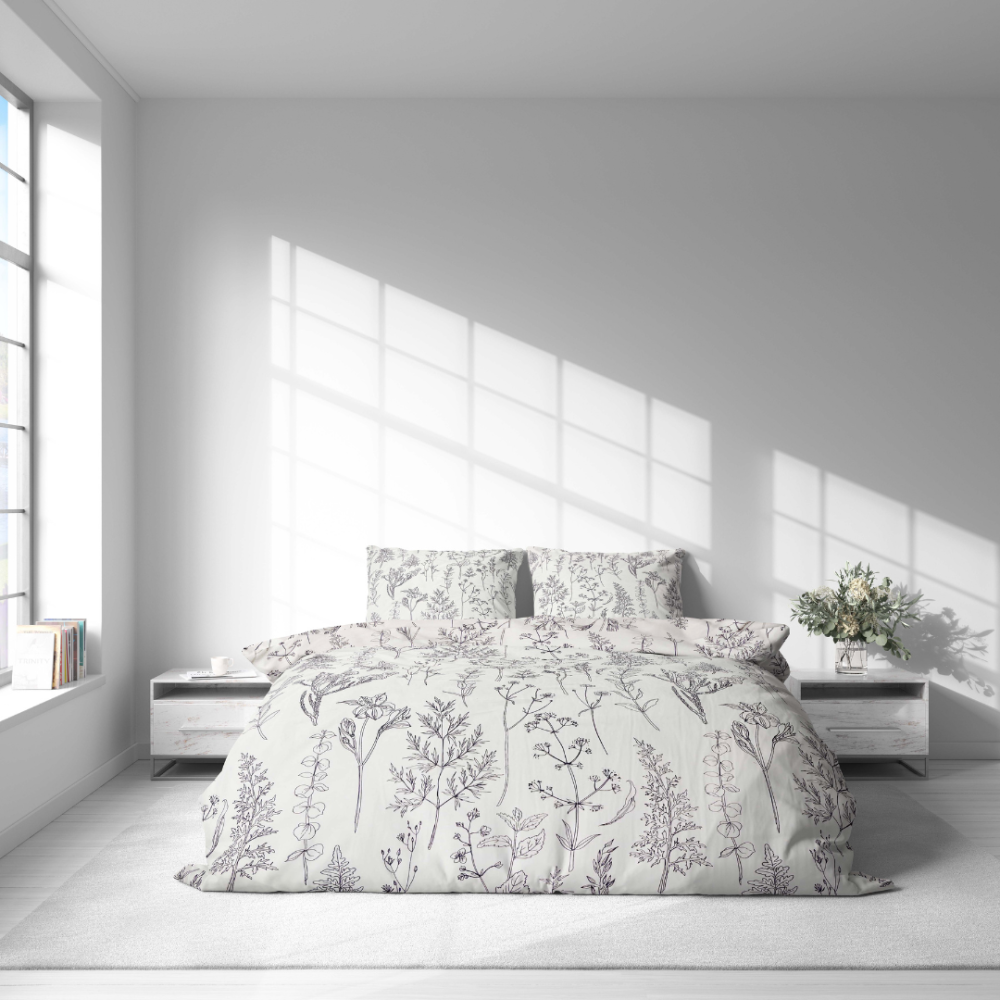 Gultas veļas komplekts „Alkali“. Rakstaina gultas veļa, 140x200 cm, 200x200 cm, 200x220 cm. Gultas veļas komplekts ar stilizētām ziedu un augu skicēm tumši violetā krāsā.