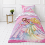 Gultas veļas komplekts „Barbie“. Kokvilnas gultas veļa, 135x200 cm. Pasteļrozā dizains ar bārbiju, varavīksnēm un baltiem mākoņiem. Gultas veļas komplekts „Barbie“. Kokvilnas gultas veļa, 135x200 cm. Pasteļrozā dizains ar bārbiju, varavīksnēm un baltiem mākoņiem.