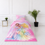 Gultas veļas komplekts „Barbie“. Kokvilnas gultas veļa, 135x200 cm. Rozā gultas veļas komplekts ar divām meitenēm krāsainās kleitās. Gultas veļas komplekts „Barbie“. Kokvilnas gultas veļa, 135x200 cm. Rozā gultas veļas komplekts ar divām meitenēm krāsainās kleitās.